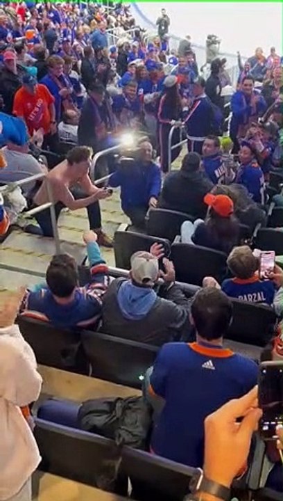 Une femme refuse une demande en mariage pendant un match de hockey