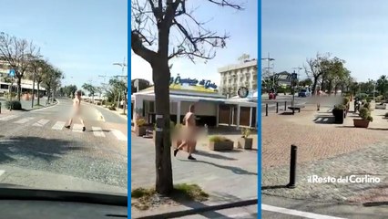 Misano, corre nudo per strada