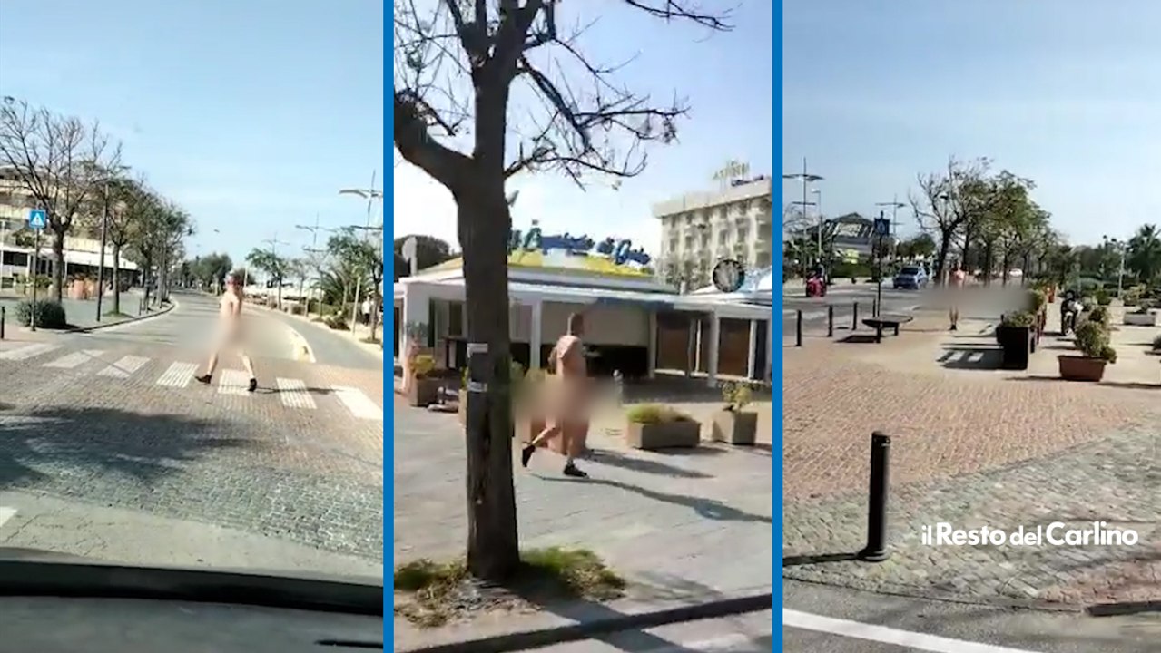 Misano, corre nudo per strada