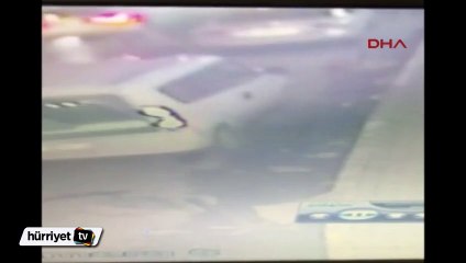 Cesedi cadde ortasına bırakırken görüntülendiler