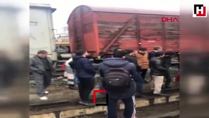 Elazığ'da bilet bulamayan yolcular, trenin önünü kesti