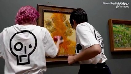Londra, due ecologiste gettano della zuppa su "I Girasoli" di Van Gogh
