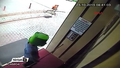 Hırsız, kameraya yakalanmamak için başına kova geçirdi