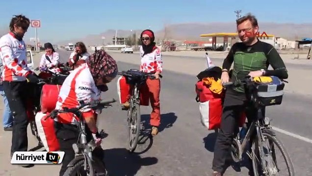 Polonyalı gezgin bisikletçiler Habur sınır kapısından geçtiler