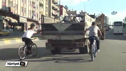 Bisikletli gençlerin trafikte tehlikeli yolculuğu
