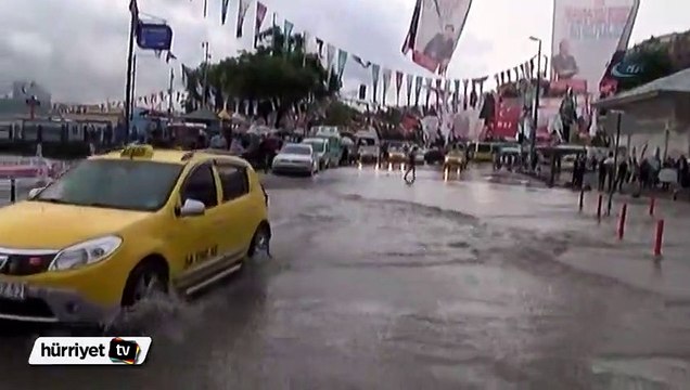 Üsküdar’da denizle kara birleşti,vatandaşlar kepçeyle taşındı