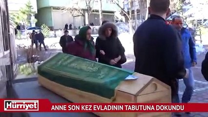 İkiz çocuğundan birini kaybeden anne oğlunun tabutuna son kez dokundu