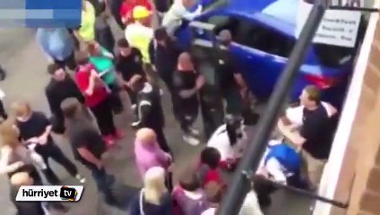 Otomobilin altından onlarca kişinin yardımıyla kurtarıldı