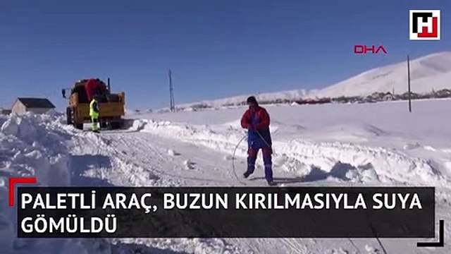 Paletli araç, buzun kırılmasıyla suya gömüldü