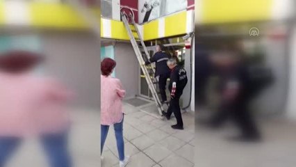 Klima ile duvar arasında sıkışan kedi kurtarıldı