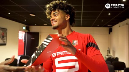 Coffret EA FIFA 23 x SRFC | Lorenz Assignon régale ses coéquipiers au petit dej'