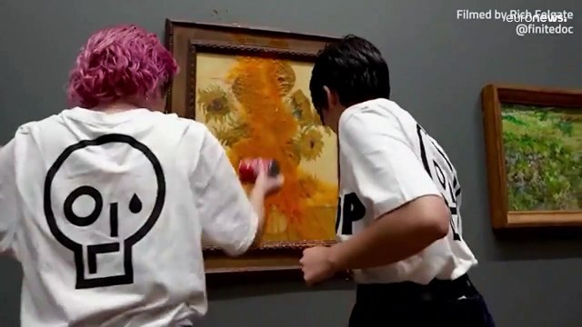 Militantes ecologistas lanzan sopa a Los Girasoles de Van Gogh