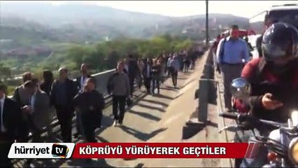 Köprüyü yürüyerek geçtiler