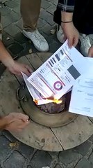 Rincari alle stelle a Cosenza, i cittadini incendiano le bollette in piazza: “Non paghiamo!”