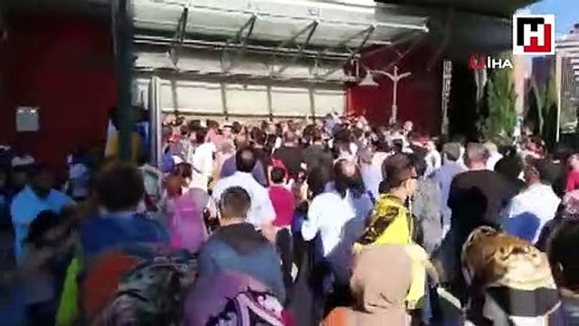 Hızını alamayan boğalar, güreşleri izleyen vatandaşların arasına daldı