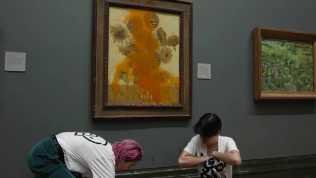 Dos manifestantes contra el cambio climático lanzan tomate a Girasoles de Van Gogh