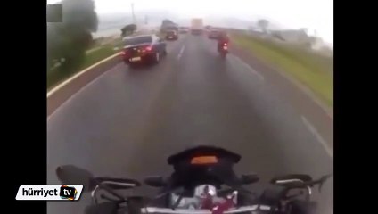 Otomobil lastiği motosikletli sürücüyü kafasından vurdu!
