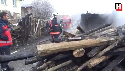 Sobayı benzinle tutuştururken evi yandı... Kedisine sarılarak izledi