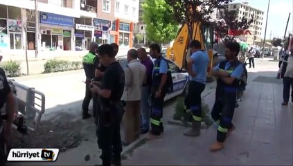 Polise atmak istediği ses bombası elinde patladı