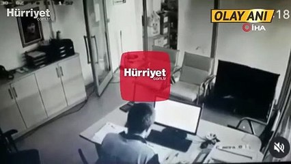 İş yerinin tavanı bir anda üzerine çöktü! Korku dolu o anlar kamerada
