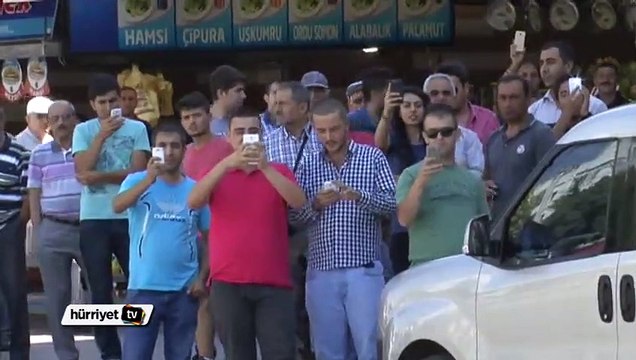 Şüpheli paketi gördüler, cep telefonlarına sarıldılar