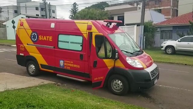 Mulher sofre suspeita de fratura após cair de moto no Centro