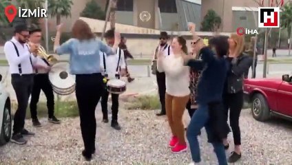 3,5 yıl sonra eşinden boşanmasını bando eşliğinde kutladı