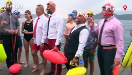 İstanbul Boğazı'na Saygı için takım elbiseyle yüzdüler
