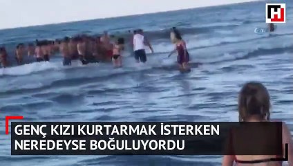 Descargar video: Genç kızı kurtarmak isterken boğulma tehlikesi geçirdi