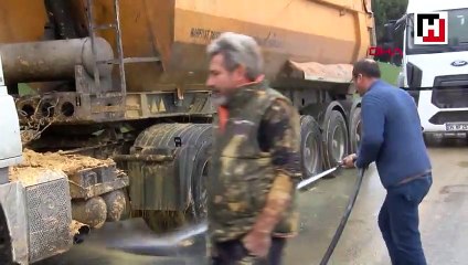 Brandasız hafriyat kamyonundan yola çamur saçıldı