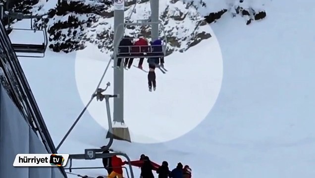 Telesiyejden düşmek üzere olan çocuğu böyle kurtardılar