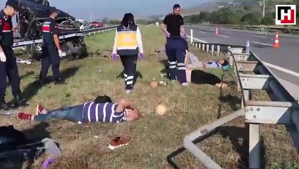 Cenazeden dönenleri taşıyan minibüs takla attı