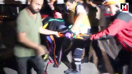 Araçta sıkışan hamile kadını itfaiye çıkardı, kaza anı kamerada