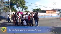 Se manifiestan padres en escuela de Veracruz; ha sido saqueada siete veces