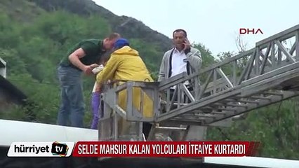 Selde mahsur kalan yolcuları itfaiye kurtardı