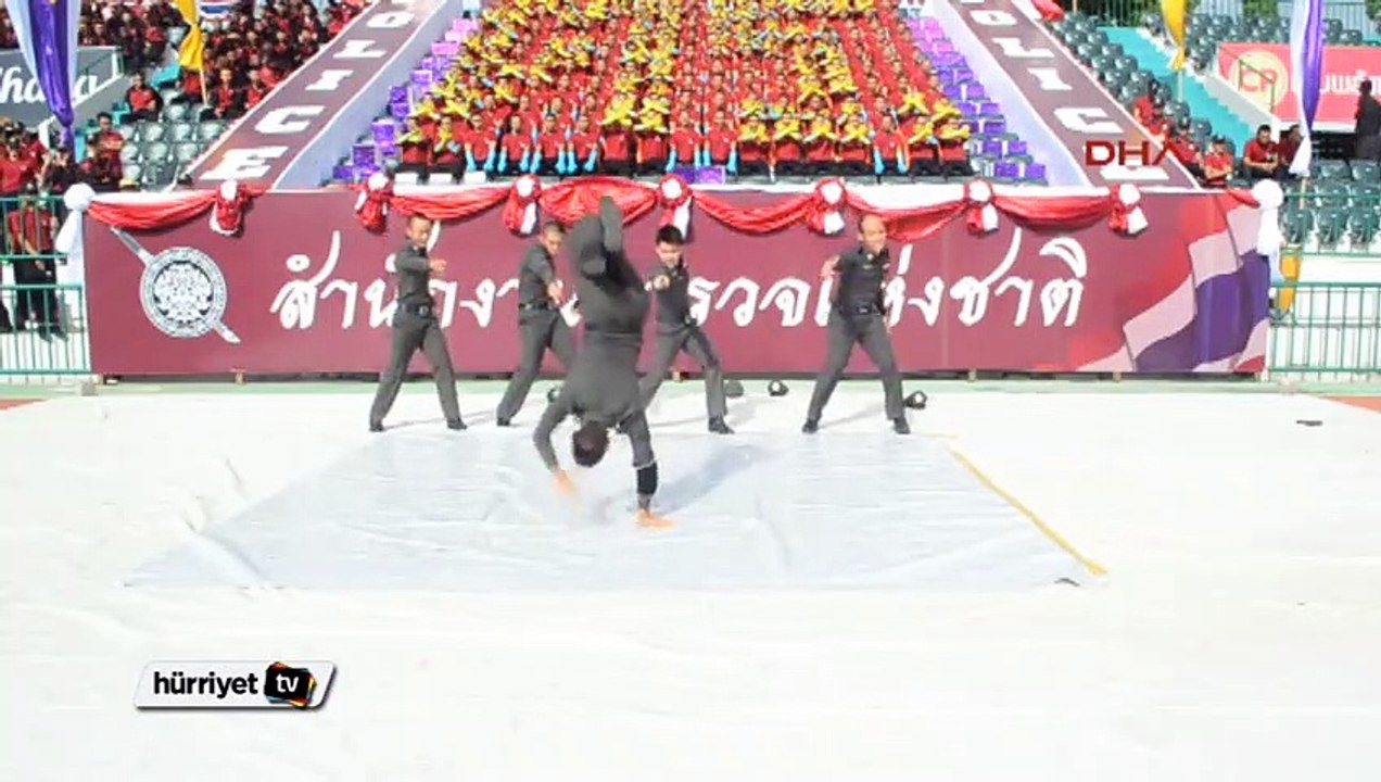 Tayland'ın 'break dansçı' polisleri