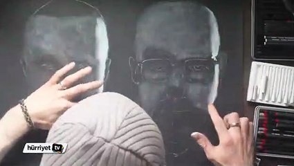 2 eliyle, aynı anda, Breaking Bad karakterlerini çizdi