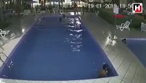 Yetişkin havuzuna giren çocuk son anda böyle kurtuldu