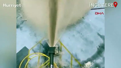 İngiltere'de iki yolcu uçağı 5 tonluk köpüğün içinde kaldı