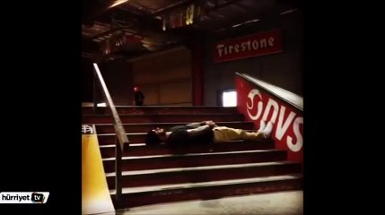 David Beckham’ın oğlu kaykay babasının üzerinden atladı