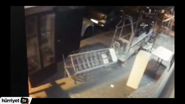 Marketin dolabından içecek çalan zanlı kameraya yakalandı