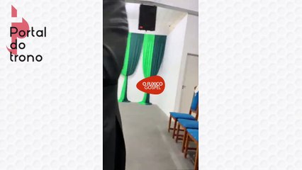Vídeo: Pastor impede adolescente com cabelo black de aparecer em foto da igreja