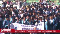 Denizli PAÜ'nün mezuniyet töreninde sıcak hava bunalttı