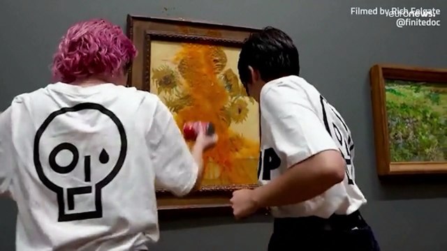 Картину Ван Гога Подсолнухи облили томатным супом