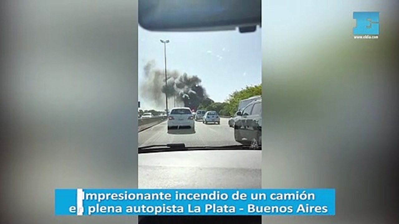 Impresionante incendio de un camión en plena au...