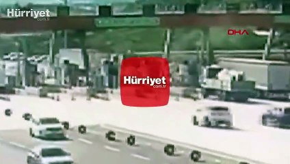 Cipin, otoban gişelerinde beton bariyere çarptığı kaza kamerada