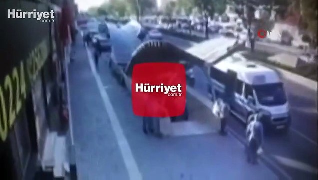 Güpegündüz hırsızlık! Biri nöbet tuttu, diğeri motoru çaldı...
