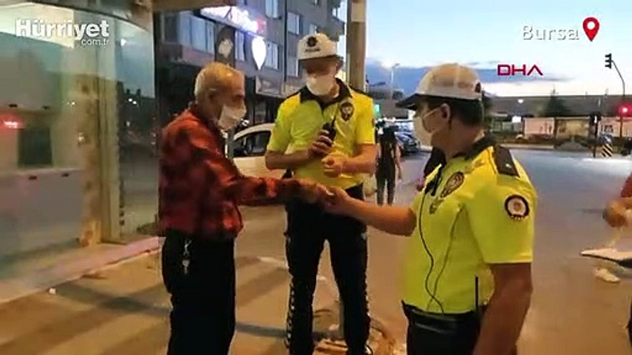 Pes dedirten anlar! Maske cezası alan yaşlı adam, maskesini çıkartıp yoluna devam etti