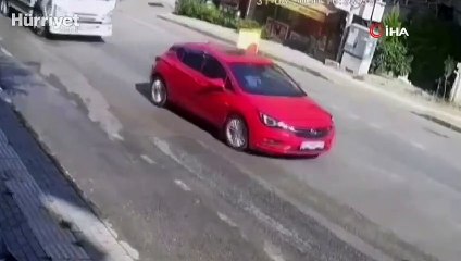 Kontrolden çıkan motosiklet önce sağ sola savruldu, daha sonra araca çarptı
