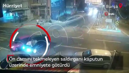 Ön camını tekmeleyen saldırganı kaputun üzerinde emniyete götürdü